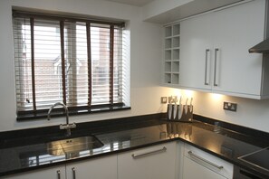 Private kitchen - 2 Bed Apt in Chorleywood Near Station (Rickmansworth)