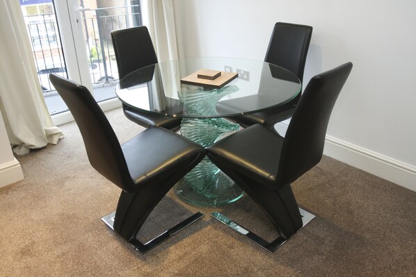 In-room dining - 2 Bed Apt in Chorleywood Near Station (Rickmansworth)