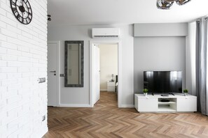 Apartemen Comfort | Ruang keluarga | TV layar datar