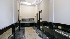 A hallway with marble flooring, a patterned rug, and a ceiling light fixture. - Otium Jewish Quarter Miodowa (Kraków)
