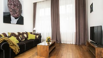 Premium suite, 1 kingsize bed met slaapbank, balkon | Woonruimte | Flatscreentelevisie