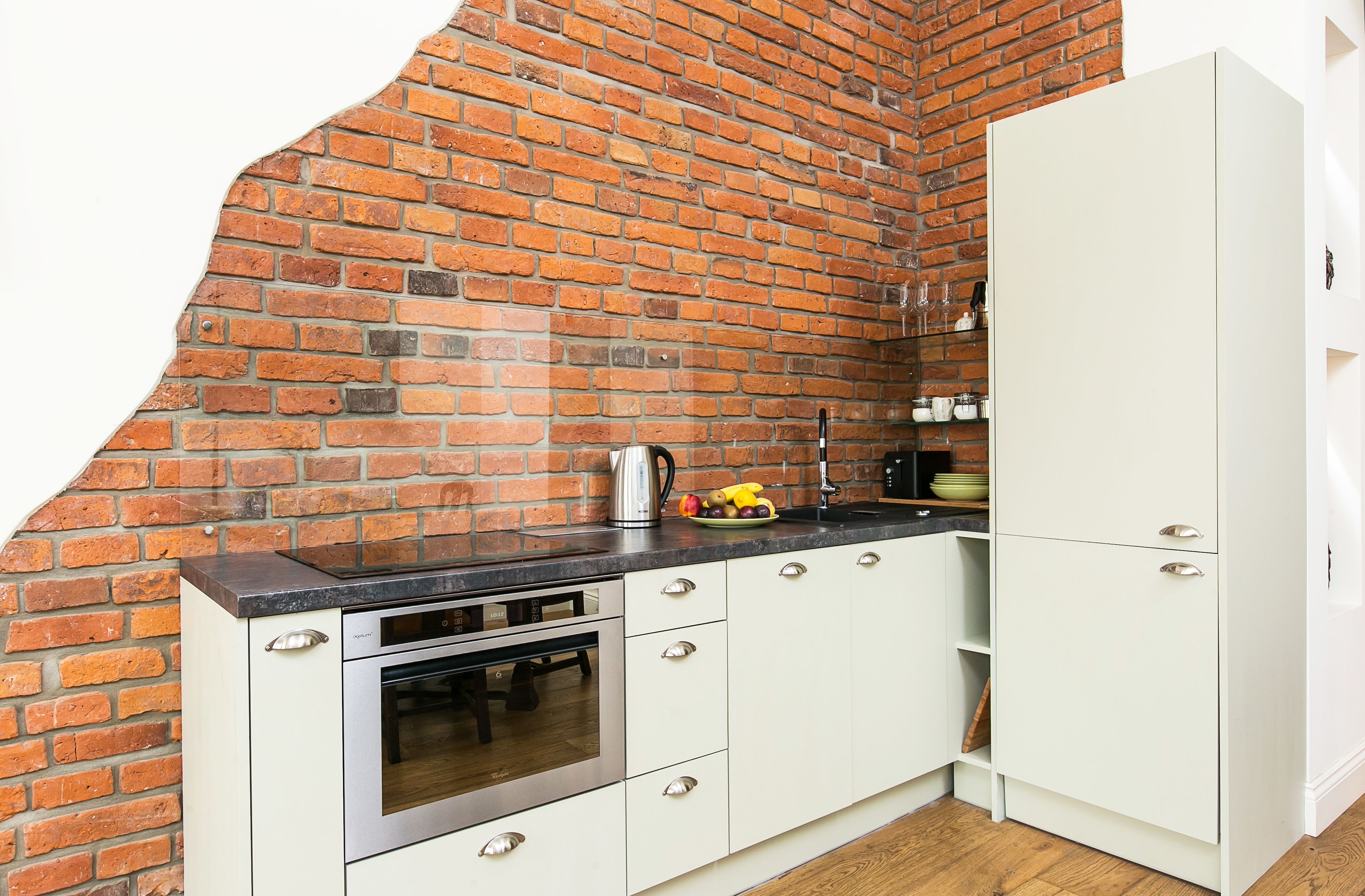 Premium suite, 1 kingsize bed met slaapbank, balkon | Privékitchenette | Een koelkast, een microgolfoven, een oven, een kookplaat