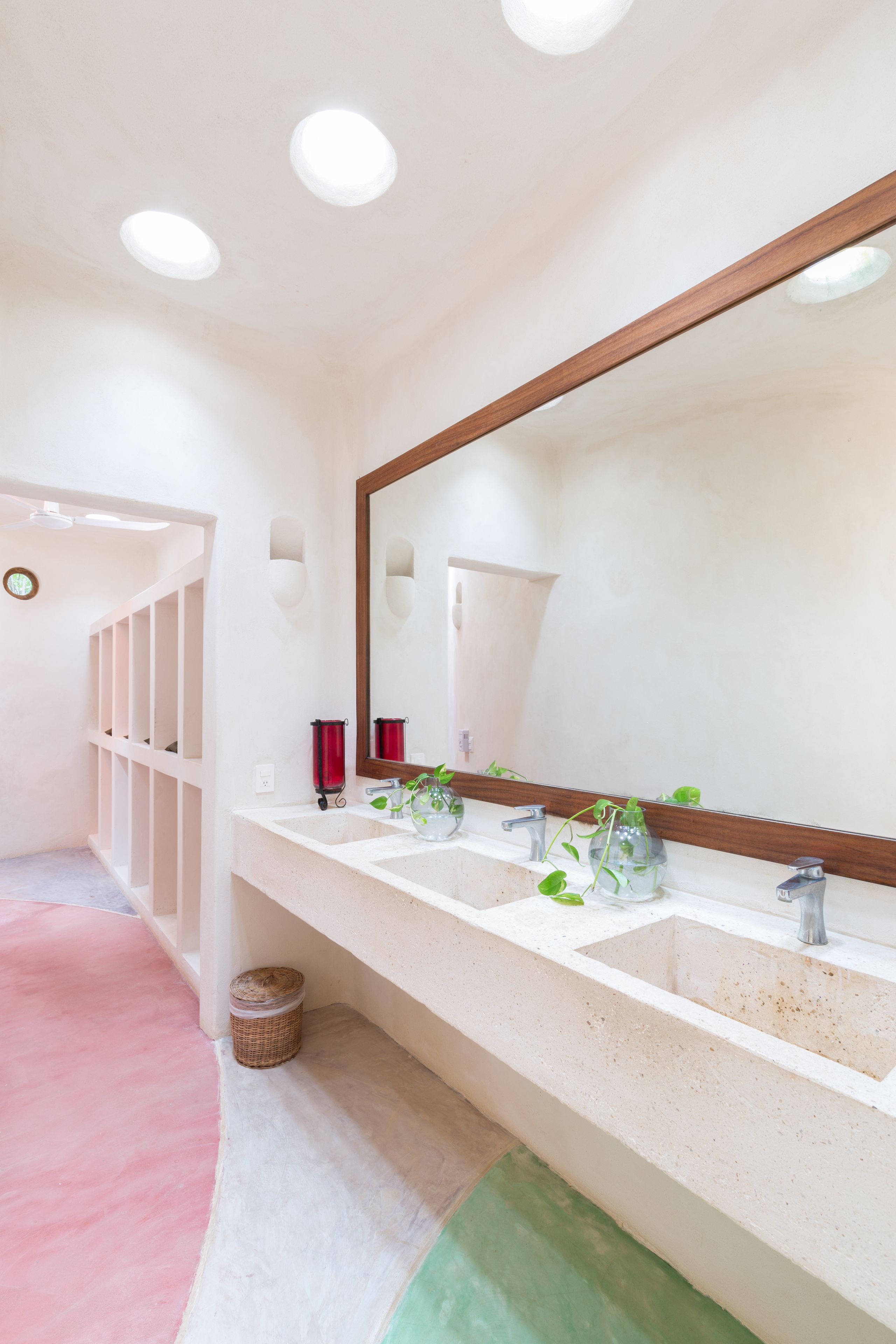 individual bed in mixt dorm | bathroom | free toiletries, towels, soap, shampoo