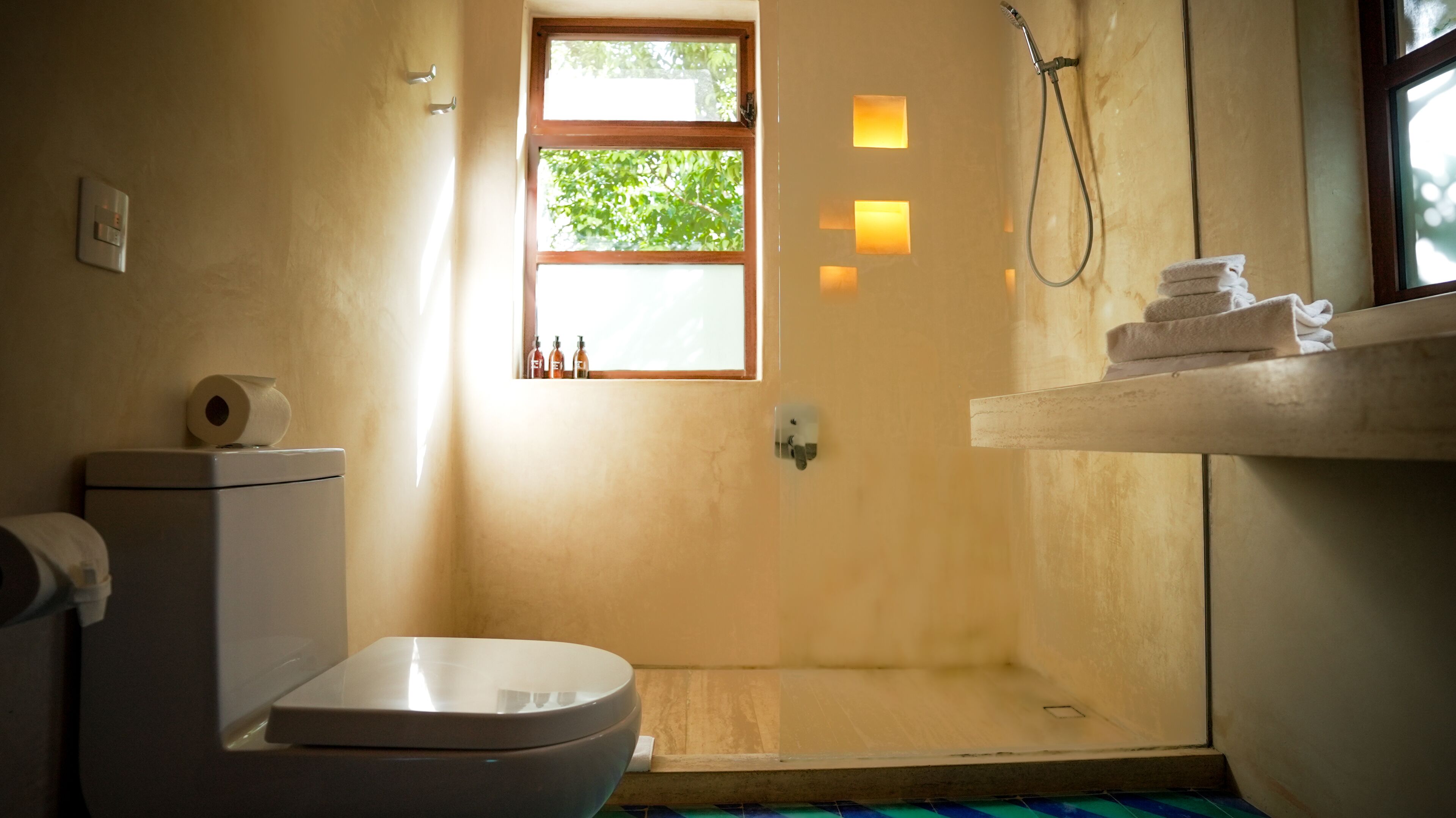 individual bed in mixt dorm | bathroom | free toiletries, towels, soap, shampoo