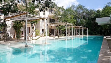 2 piscines extérieures, chaises longues