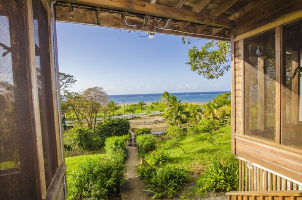 Beach nearby - Pirate's Den Hotel (Roatan)
