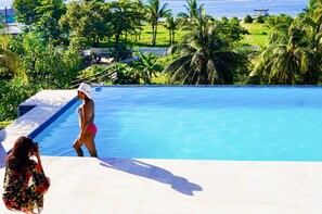 Outdoor pool - Pirate's Den Hotel (Roatan)