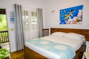 Room, 1 Queen Bed, Ocean View | Premium bedding, rollaway beds, free WiFi, bed sheets - Pirate's Den Hotel (Roatan)