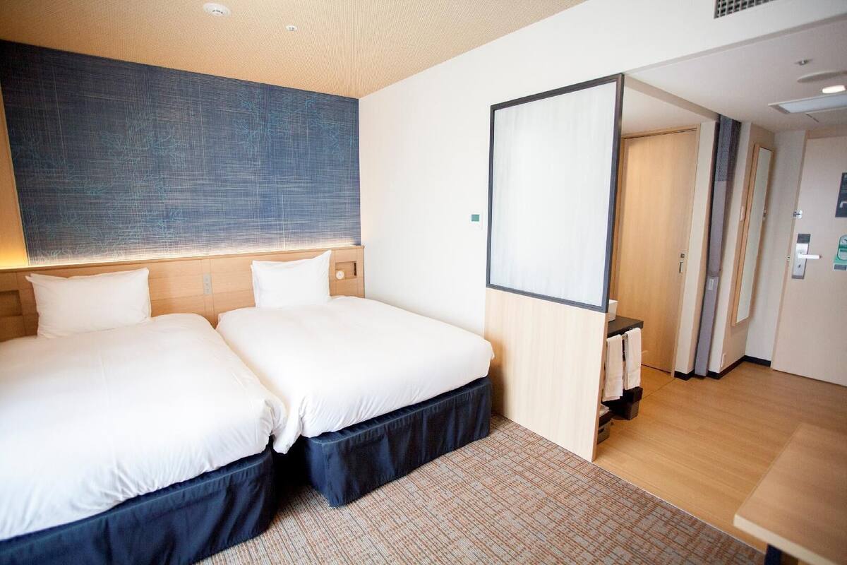 Verdunkelungsvorhänge, schallisolierte Zimmer, Bügeleisen/Bügelbrett