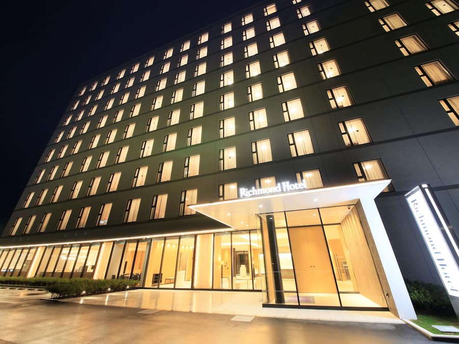 Fachada da propriedade à noite