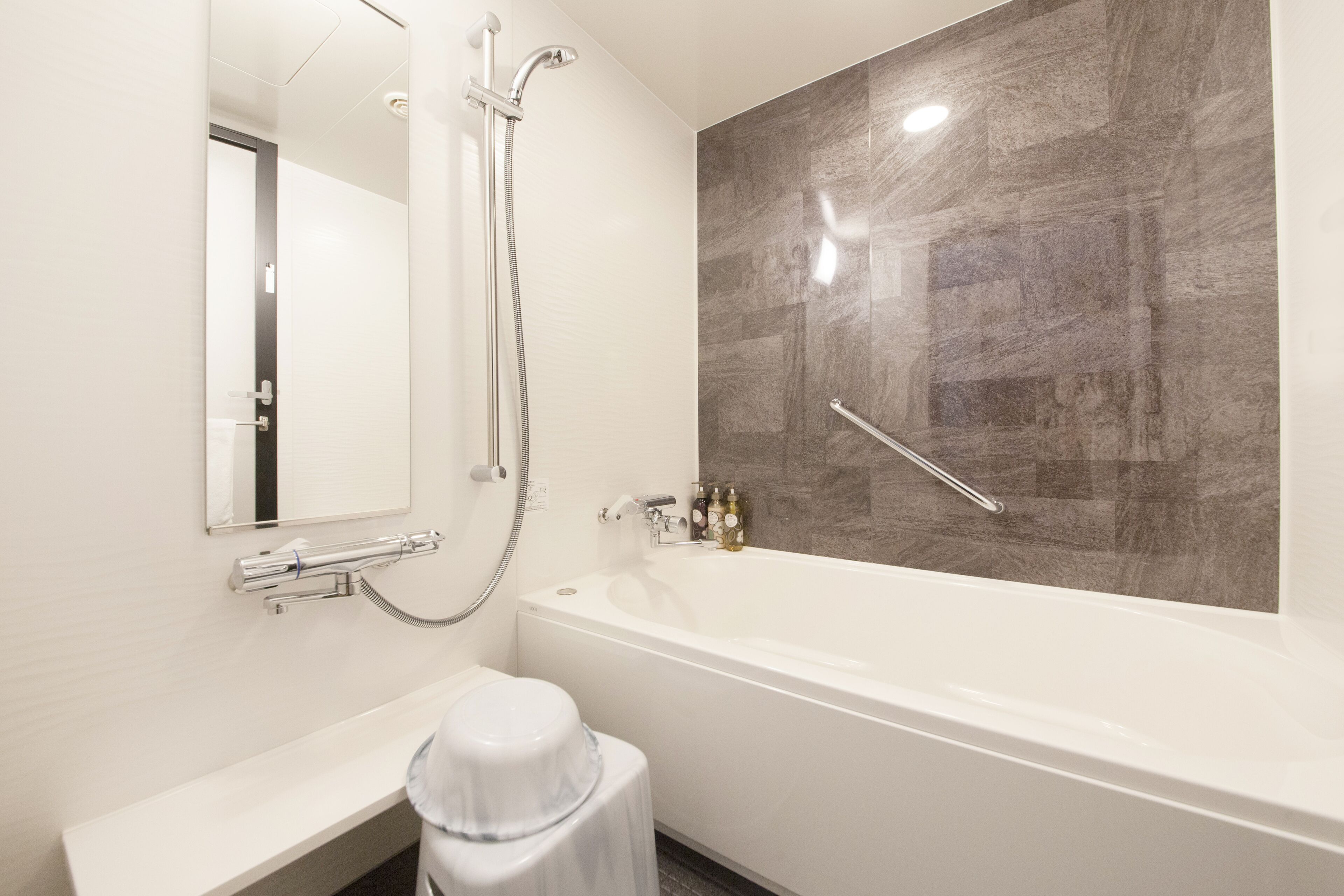 combined shower/bathtub, free toiletries, hair dryer, slippers