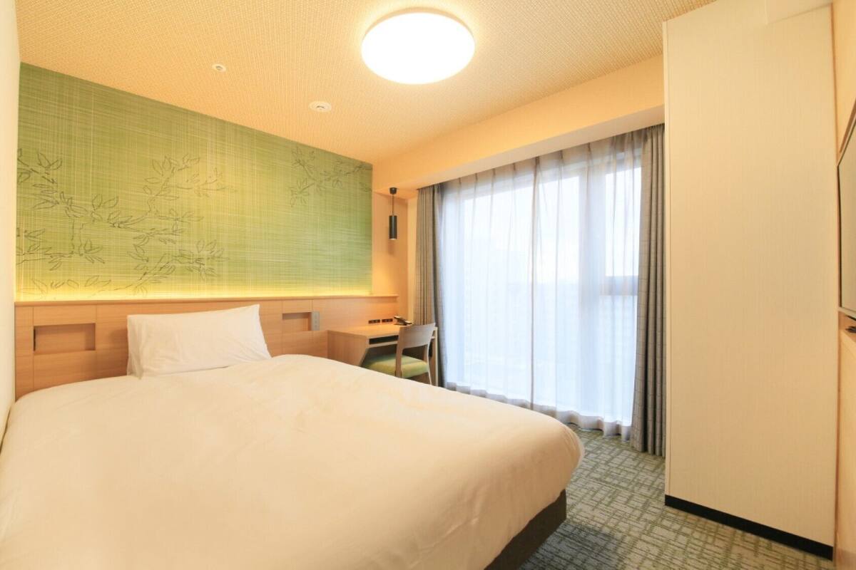 Verdunkelungsvorhänge, schallisolierte Zimmer, Bügeleisen/Bügelbrett