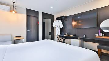 Business Double Room | Desk, soundproofing, free WiFi, bed sheets