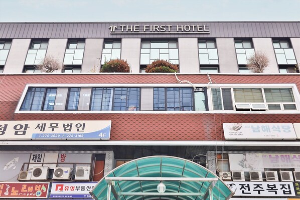 A hotel with multiple floors, including a ground floor with various shops.