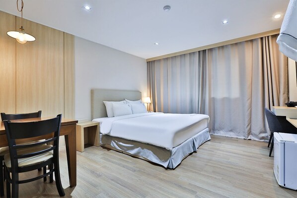 مكتب وتجهيزات عازلة للصوت وواي فاي مجانًا وملاءات أسرّة