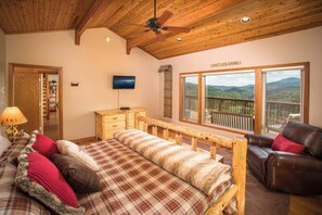 3 soverom, skrivebord, strykejern/-brett og reiseseng for barn