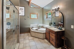 Combined shower/tub, hair dryer, towels - A-Frame, Grand Views, Hot Tub Mins to Boone & ASU (Sugar Grove)