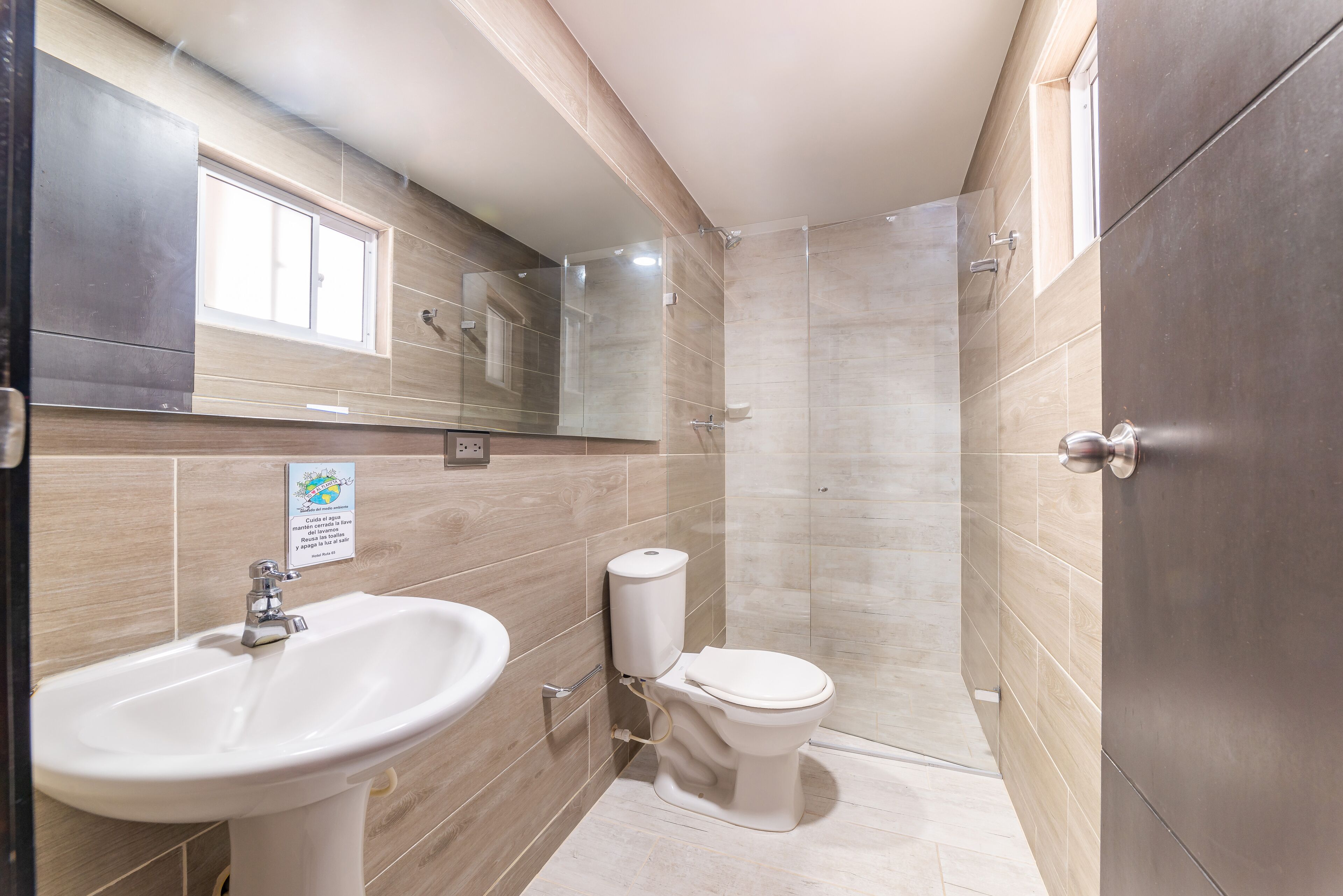 三人房 | 浴室 | 淋浴设施、免费洗浴用品、毛巾、肥皂