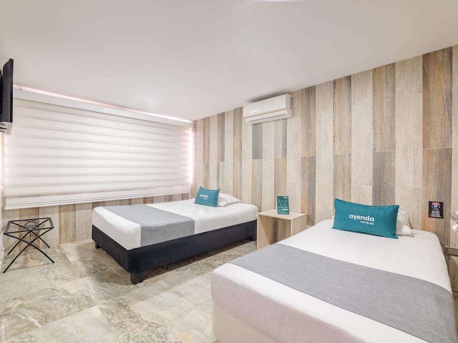 Ropa de cama hipoalergénica y caja de seguridad en la habitación