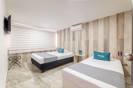 Ropa de cama hipoalergénica y caja de seguridad en la habitación