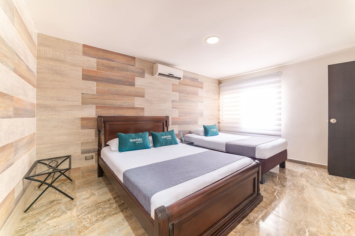 Hypo-allergenic bedding, in-room safe, desk, free WiFi
