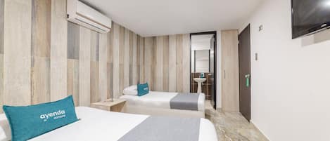 Chambre avec lits jumeaux | Literie hypoallergénique, coffres-forts dans les chambres, bureau