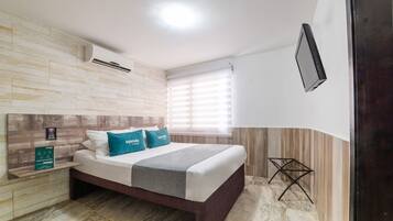 Hypo-allergenic bedding, in-room safe, desk, free WiFi