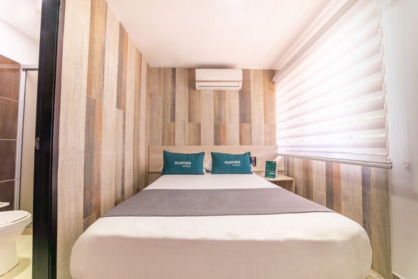 Hypo-allergenic bedding, in-room safe, desk, free WiFi