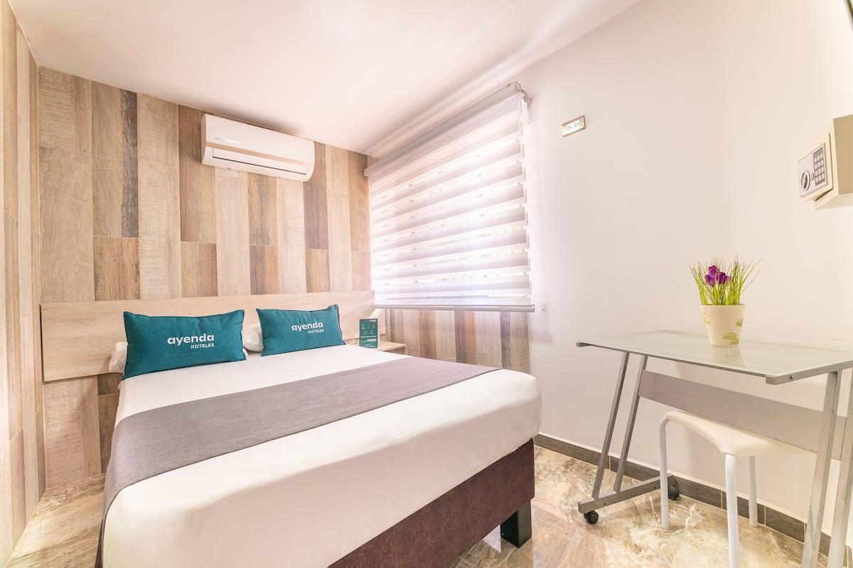 Hypo-allergenic bedding, in-room safe, desk, free WiFi