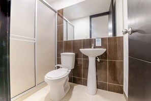 Zweibettzimmer | Badezimmer | Dusche, kostenlose Toilettenartikel, Handtücher, Seife