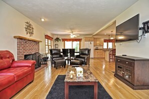 Televisión, chimenea, estéreo y oficina 