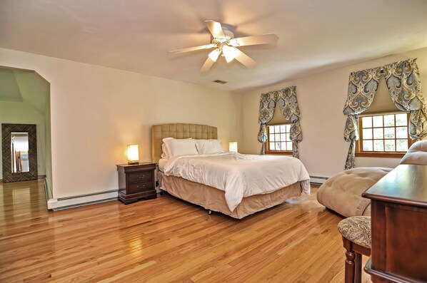 4 bedrooms, iron/ironing board, WiFi, bed sheets