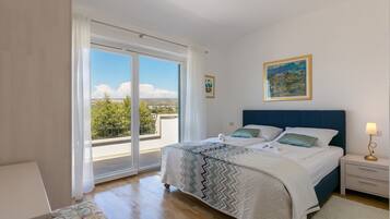 4 bedrooms, iron/ironing board, bed sheets