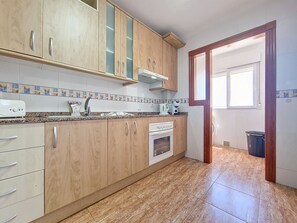 Frigorífico, microondas, horno y placa de cocina