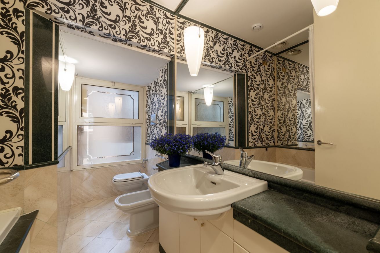 Regadera, tina de hidromasaje, secadora de cabello, bidet 