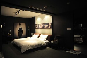 Romantic Room (Mainland Chinese Citizen Only) | Desk, iron/ironing board - Housing Urban Hotel Zibo (Zibo)