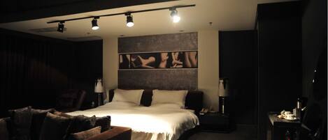 Chambre romantique | Bureau, fer et planche Ă repasser