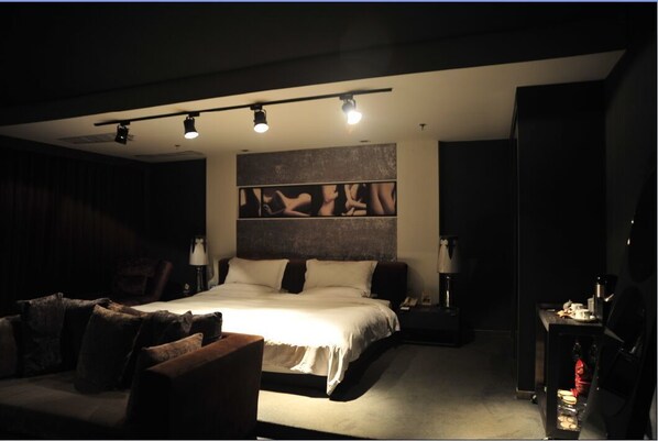 Bureau, fer et planche à repasser