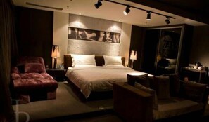 Romantic Room (Mainland Chinese Citizen Only) | Desk, iron/ironing board - Housing Urban Hotel Zibo (Zibo)