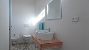 Dusche, Haartrockner, Bidet