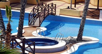 Apart. vue sur la mer et la piscine, piscine intérieure, wifi gratuit, parking