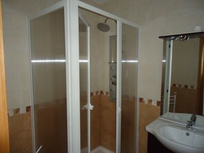 Dusche, Haartrockner, Bidet, Handtücher