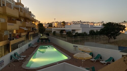 Appartement avec deux chambres, terrasse, piscine communautaire et proche de la plage