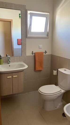 Duschwanne, Haartrockner, Bidet, Handtücher