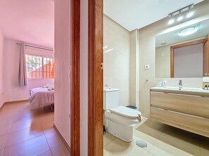 Baignoire, sèche-cheveux, serviettes fournies