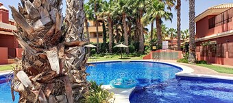 Poolside bungalow, free wifi, roof terrace, patio, conservatory