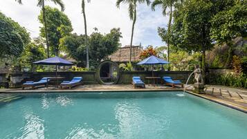 Außenpool, Sonnenschirme, Liegestühle