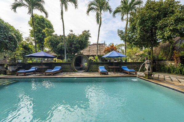 Piscina externa, guarda-sóis, espreguiçadeiras