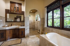 Habitación Deluxe (Gelatik) | Baño | Ducha y bañera combinadas y cabezal de ducha tipo lluvia