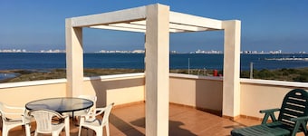 Penthouse tegenover de zee met terras, gemeenschappelijk zwembad.